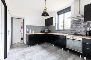 ثلاجة، ميكروويف، فرن، موقد طهي مسطح