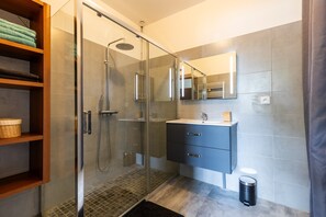 Shower, hair dryer, towels - Gîte in Ladaux – Authentic and Relaxing Stay in Périgord (Ladaux)