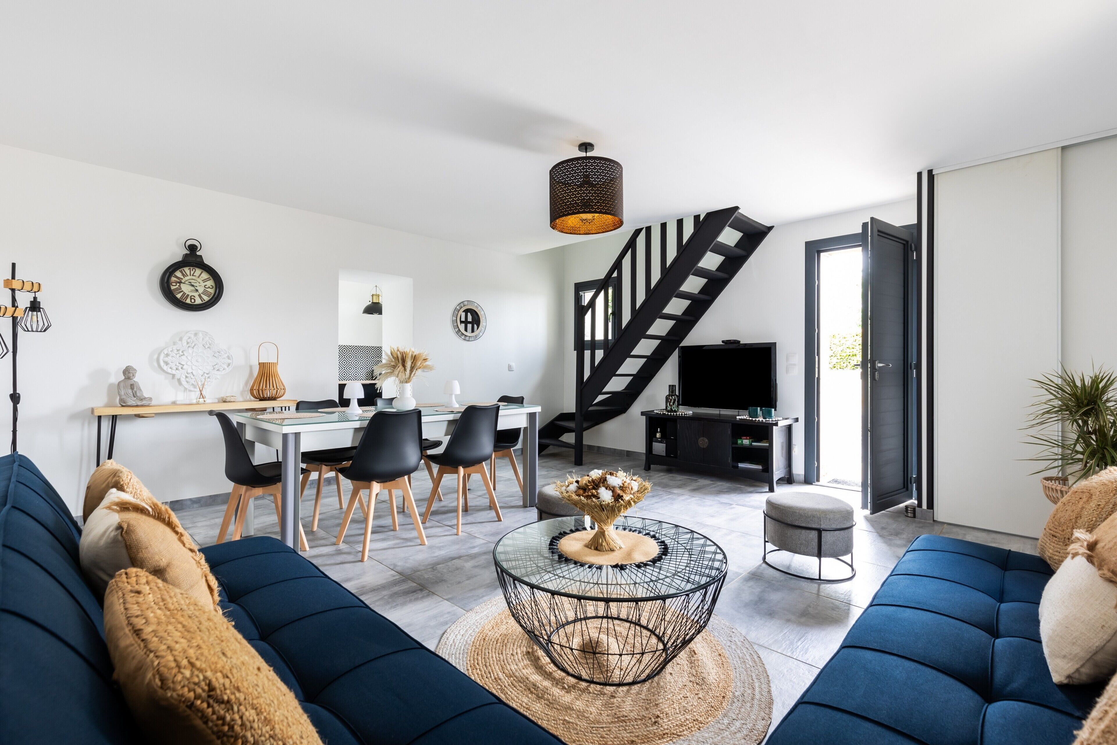 Televisio, DVD-soitin, pöytätennispöytä, stereot