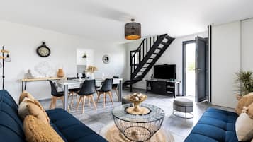 Televisio, DVD-soitin, pöytätennispöytä, stereot