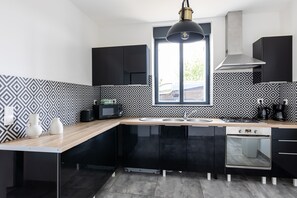 Een koelkast, een microgolfoven, een oven, een kookplaat