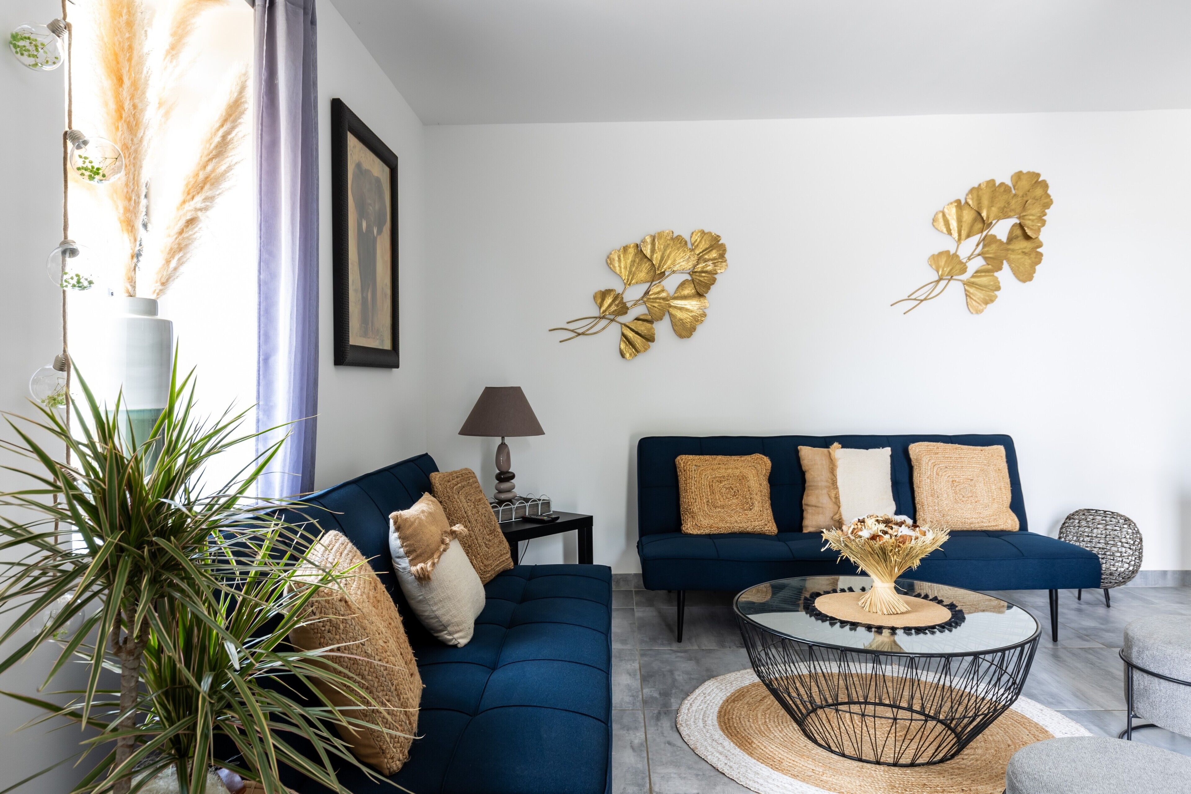 Televisio, DVD-soitin, pöytätennispöytä, stereot