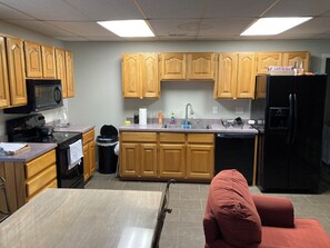 Fridge, microwave, oven, stovetop - Cozy 2-bedroom apartment in tranquil Nutter Fort with AC, WiFi. Close to I 79. (Clarksburg)