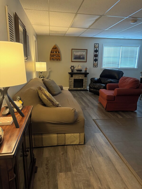 Smart TV - Cozy 2-bedroom apartment in tranquil Nutter Fort with AC, WiFi. Close to I 79. (Clarksburg)