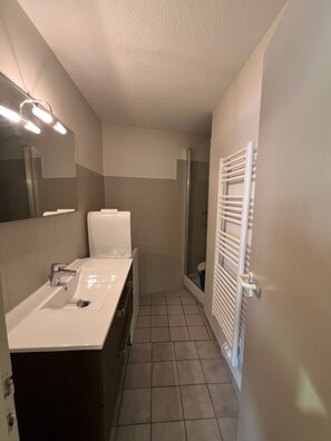 Shower, hair dryer - Studio Apartment 'Le First  Vue Mer' with Sea View (Les Sables-d'Olonne)