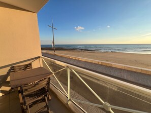 Outdoor dining - Studio Apartment 'Le First  Vue Mer' with Sea View (Les Sables-d'Olonne)