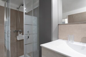 Shower, hair dryer, towels - Holiday Home 'Il Rifugio Di Franz' with Air Conditioning (Vernole)