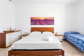 1 غرفة نوم ومكواة/لوح كي وملاءات أسرّة