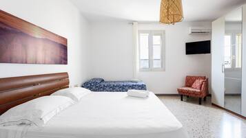 1 habitación, tabla de planchar con plancha y ropa de cama