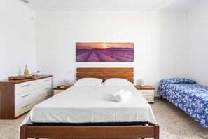 1 chambre, fer et planche à repasser, draps fournis