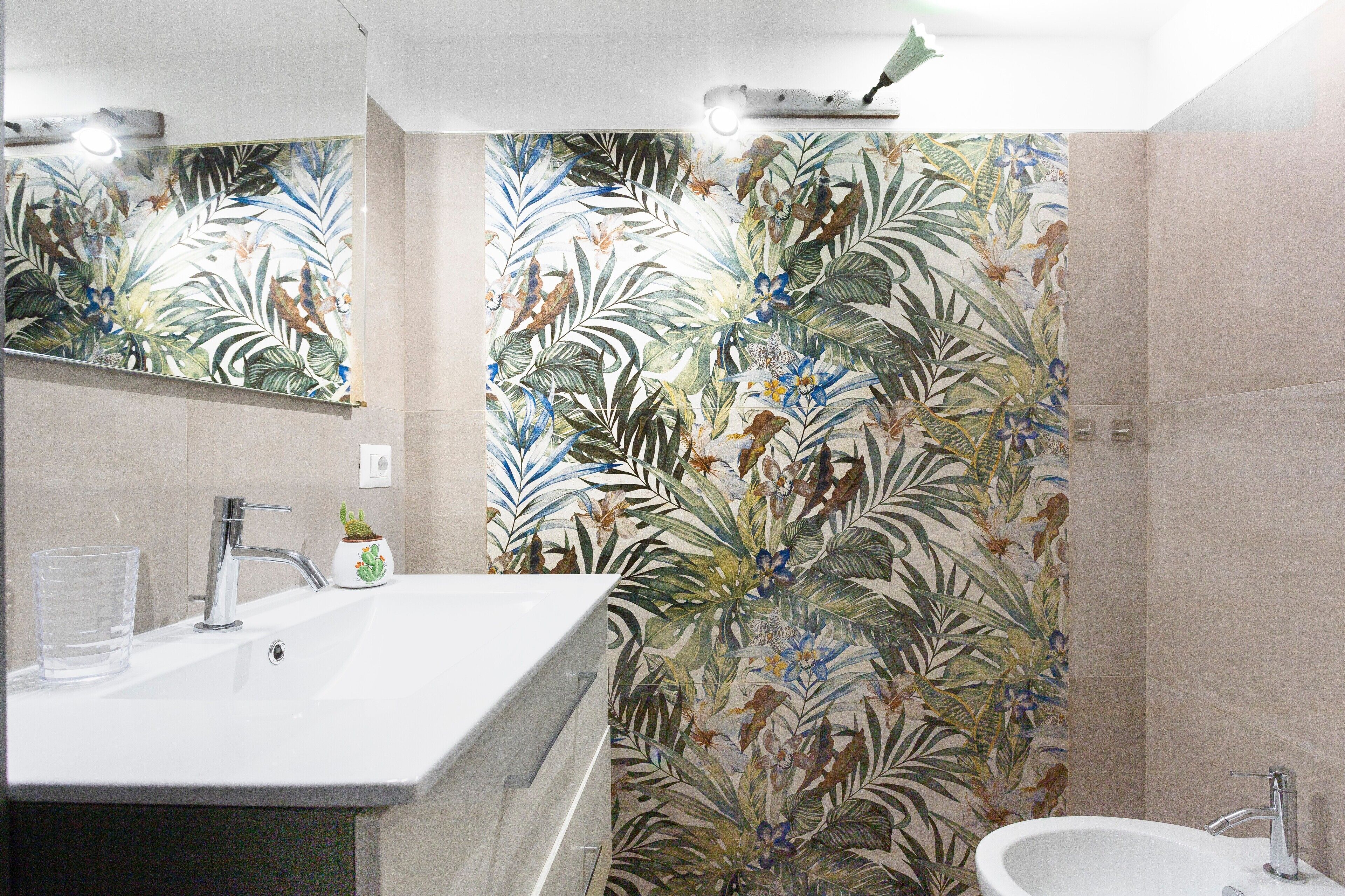 Suihku, hiustenkuivaaja, pyyhkeet