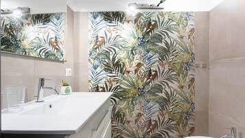 Suihku, hiustenkuivaaja, pyyhkeet