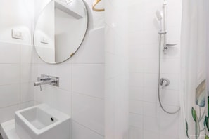 Shower, hair dryer, towels, soap - Bright & Spacious Florence Apartment • Walk to Duomo • Ideal for Families (Firenze)