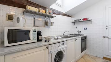 Frigorifero, microonde, forno, piano cottura