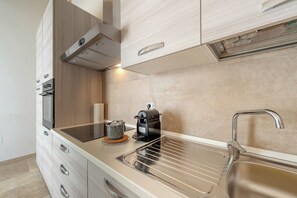 Kühlschrank, Ofen, Herdplatte, Wasserkocher mit Kaffee-/Teezubehör