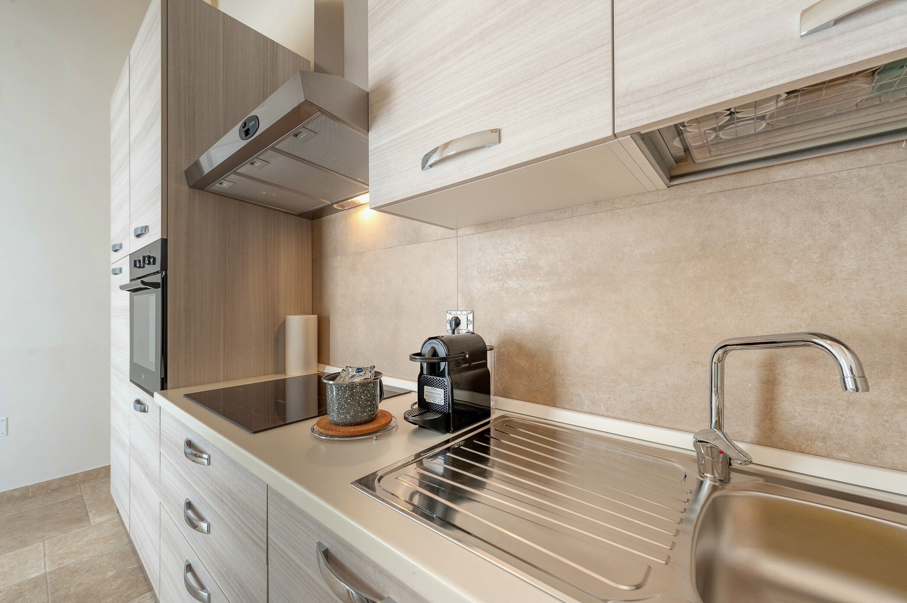 Fridge, oven, stovetop, coffee/tea maker