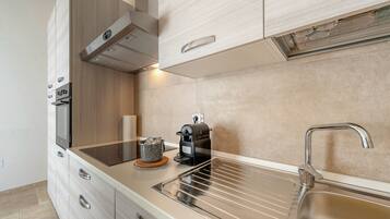 Fridge, oven, stovetop, coffee/tea maker