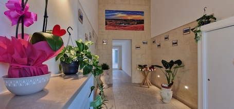 Interni. Camera 'San Giorgio Rooms 1' con terrazza condivisa, Wi-Fi e aria condizionata