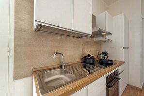 Refrigerador, cafetera y tetera y utensilios de cocina 