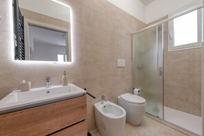 Een douche, een haardroger, handdoeken