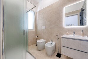 Een douche, een haardroger, handdoeken