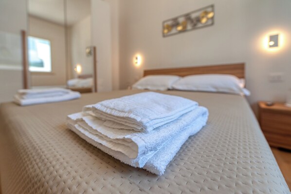 1 bedroom, free WiFi, bed sheets - Room 'San Giorgio Rooms 2' with Shared Terrace, Wi-Fi and Air Conditioning (Cavallino)