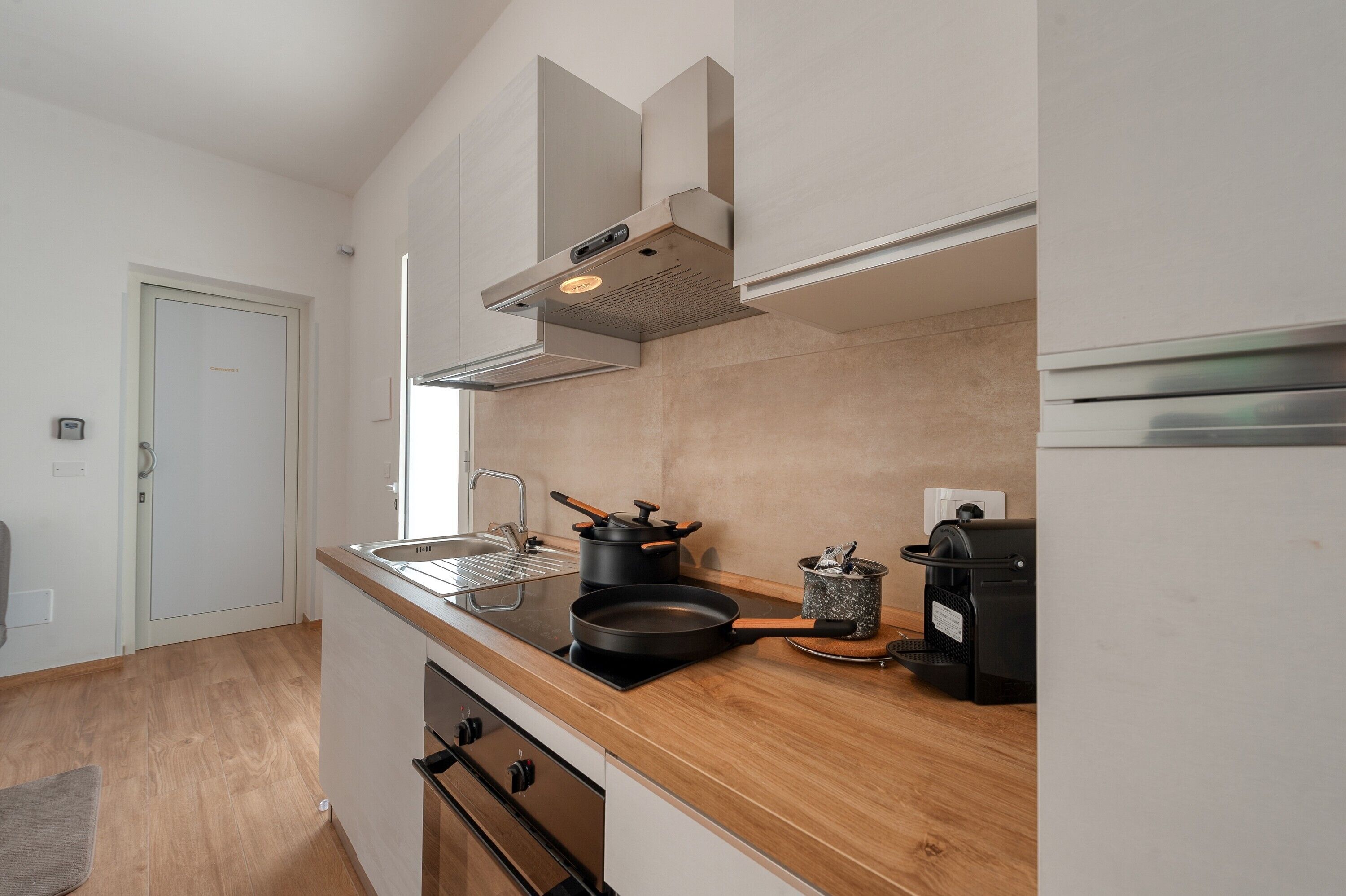 Kühlschrank, Wasserkocher mit Kaffee-/Teezubehör
