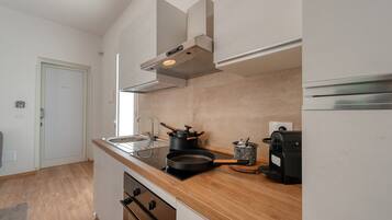 Kühlschrank, Wasserkocher mit Kaffee-/Teezubehör
