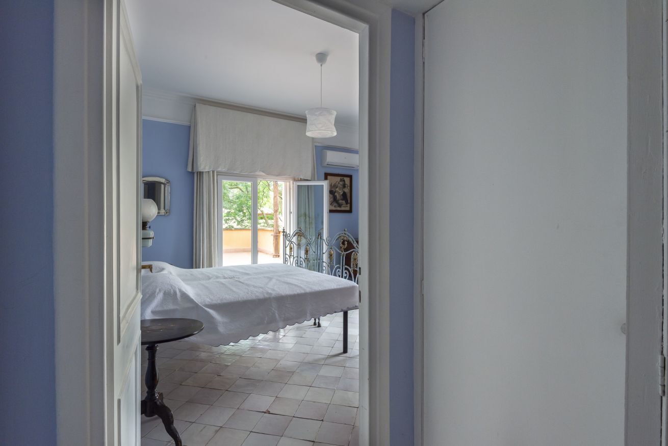5 bedrooms, iron/ironing board, WiFi, bed sheets