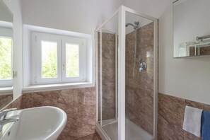 Shower, free toiletries, hair dryer, bidet