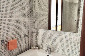 Dusj, hårføner, bidé og håndklær