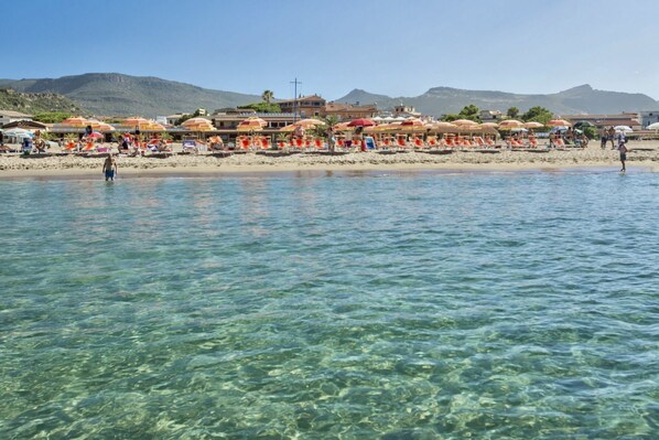 En la playa y toallas de playa 