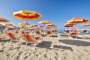 På stranden og strandhåndklær