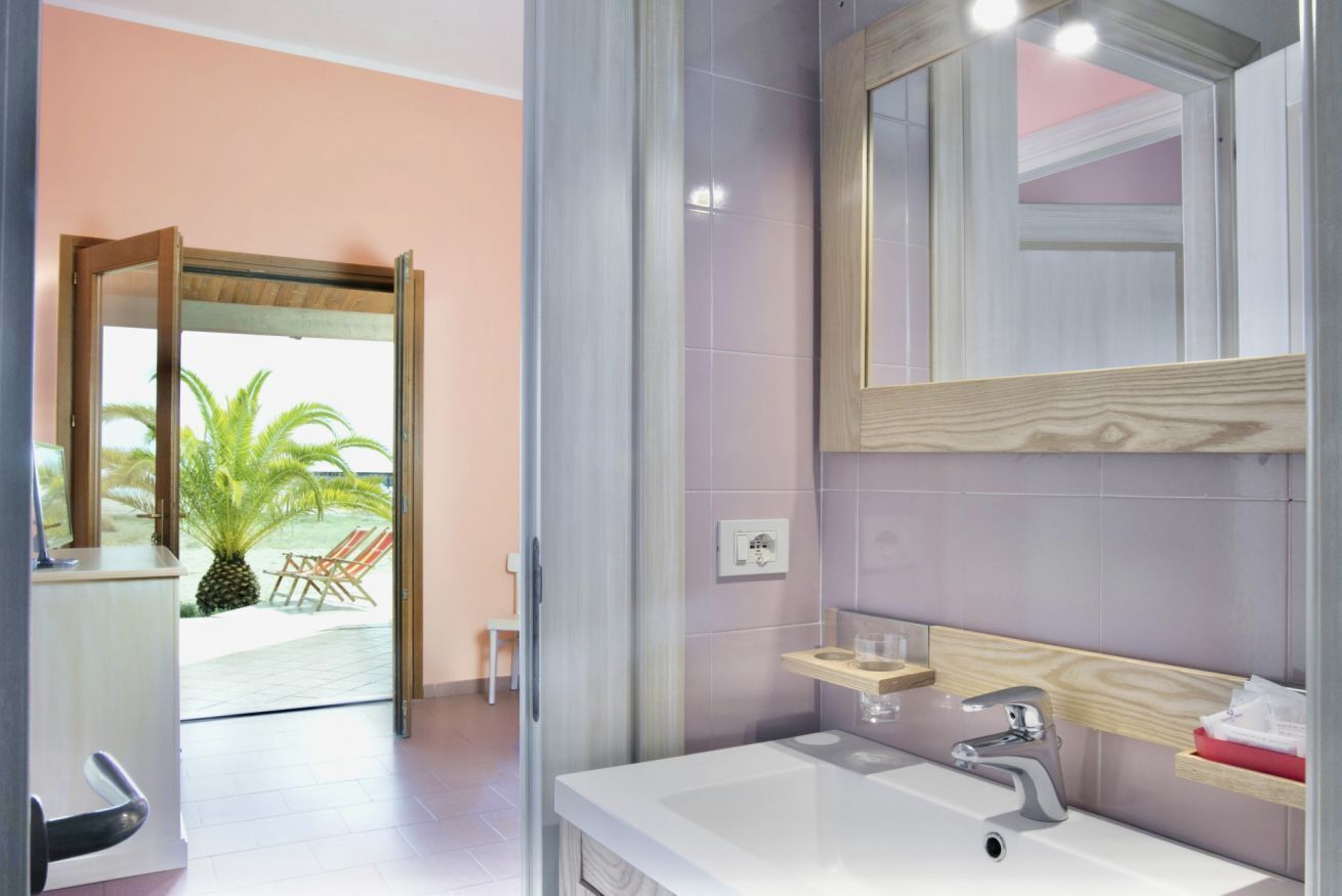 Een douche, een haardroger, een bidet, handdoeken