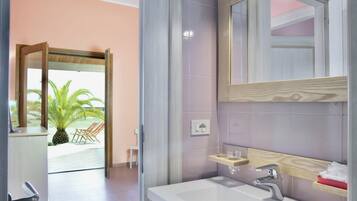 Een douche, een haardroger, een bidet, handdoeken