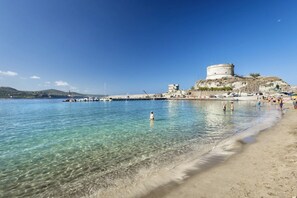 Beach nearby - Nice apartment on the ground floor with sea view of approximately 55 m2 equipped with air conditioning and wi fi connection, composed of a living room with equipped kitchenette, fridge and flat-screen television.Two double or twin bedrooms and bathroom w (Bosa Marina)