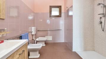 Doccia, asciugacapelli, bidet, asciugamani