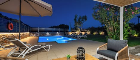 Luxury Villa | Terrace/patio