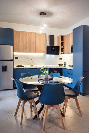 Villa de lujo | Cocina privada | Refrigerador con congelador, microondas, horno y lavavajillas 