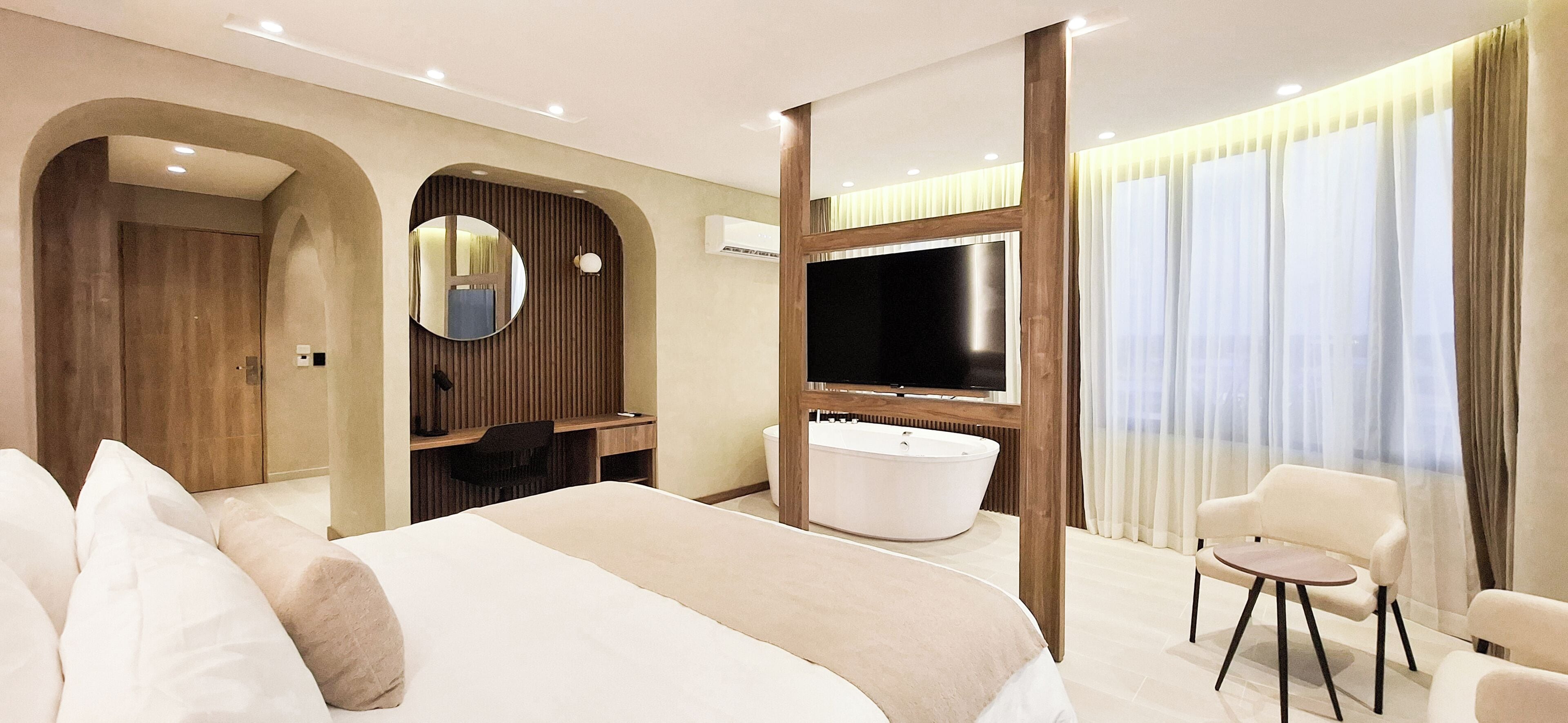 Suite de luxe, vistes a la ciutat | Minibar, caixa forta a l'habitació i planxa i posts de planxar 