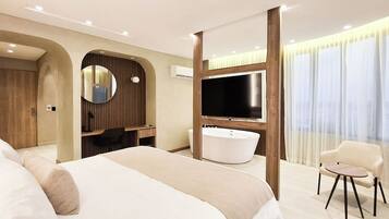 Suite de lujo, vistas a la ciudad | Minibar, caja fuerte, tabla de planchar con plancha y wifi gratis