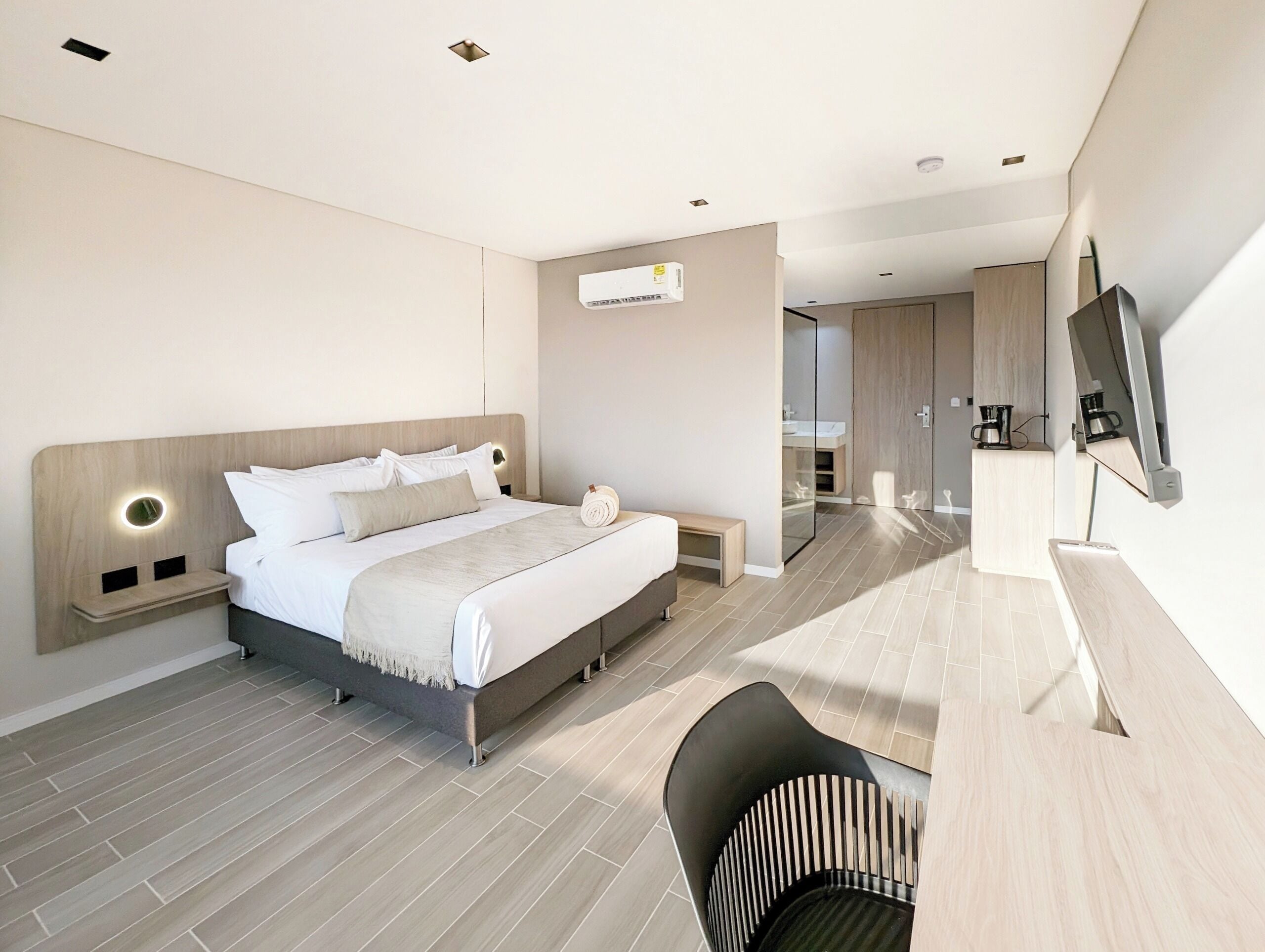 パノラミック スイート バルコニー シティビュー | ミニバー、セーフティボックス (室内)、アイロン / アイロン台、WiFi (無料)