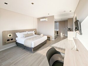 Panoraamasviitti, parveke, kaupunkinäköala | Minibaari, tallelokero huoneessa, silitysrauta/-lauta, ilmainen Wi-Fi