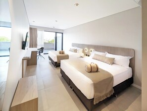 Habitación doble panorámica, vista a la ciudad | Minibar y caja de seguridad en la habitación 