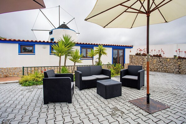 Terrace/patio - Holiday Home 'Moinho Das Esteveiras' with Sea View, Private Pool and Private Terrace (A dos Cunhados)