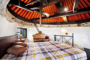 3 bedrooms, iron/ironing board, bed sheets - Holiday Home 'Moinho Das Esteveiras' with Sea View, Private Pool and Private Terrace (A dos Cunhados)