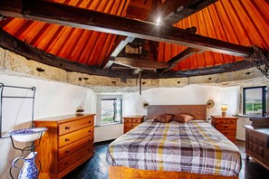 3 bedrooms, iron/ironing board, bed sheets