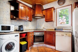 Kj øleskap, mikrobølgeovn, ovn og kokeplater