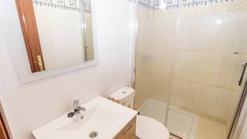 Douche, sĂšche-cheveux, serviettes fournies