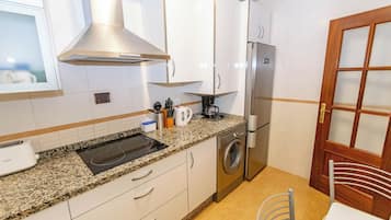 Refrigerador, microondas, placa de cocina, lavavajillas